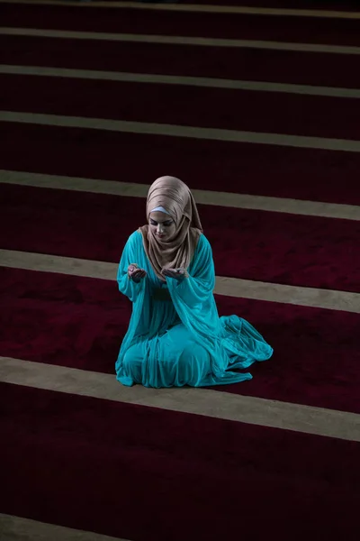 Humilde Mulher Muçulmana Está Orando Mesquita — Fotografia de Stock
