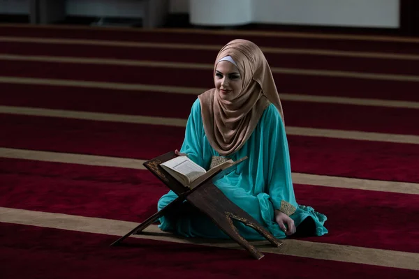 Muslim Woman Reading Koran Quran Wearing Traditional Dress Mosque — Stock Photo, Image