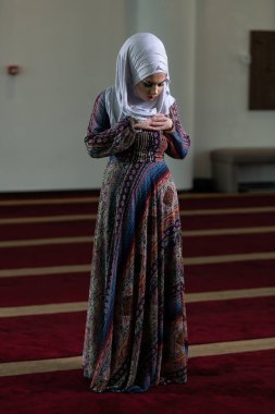 Mütevazi Müslüman Kadın Camide namaz kılıyor