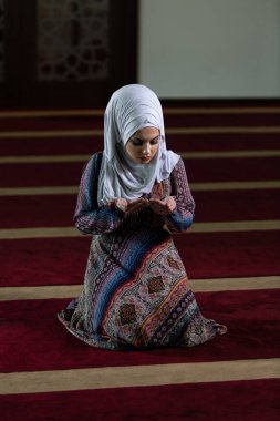 Genç Müslüman Kadın Camide Dua Ediyor