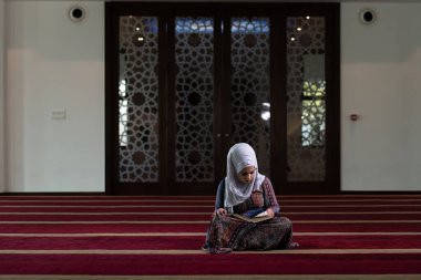 Kuran ya da Kuran okuyan Müslüman Kadın Camide Geleneksel Giysiler Giyiyor