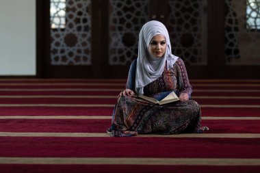 Camide Kur 'an okuyan Genç Geleneksel Müslüman Kadın