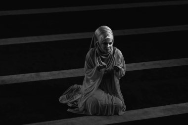 Mütevazi Müslüman Kadın Camide namaz kılıyor