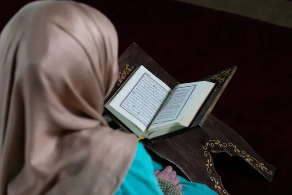 Молода Мусульманка Яка Читає Коран Мечеті — стокове фото