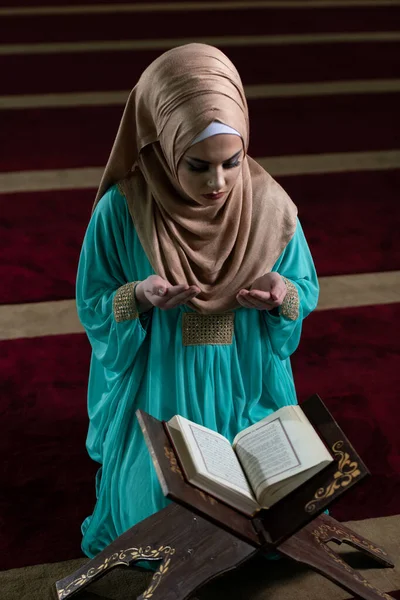 Ung Traditionell Muselman Kvinna Läsa Quran Moskén — Stockfoto