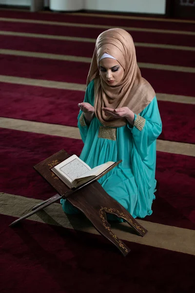 Mooie Moslimvrouw Zittend Knieen Koran Lezend Bladzijde Omslaan Het Boek — Stockfoto