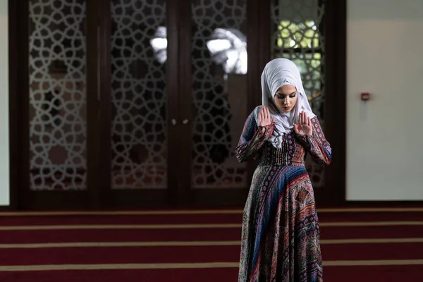 Скромная Мусульманка Молится Мечети — стоковое фото