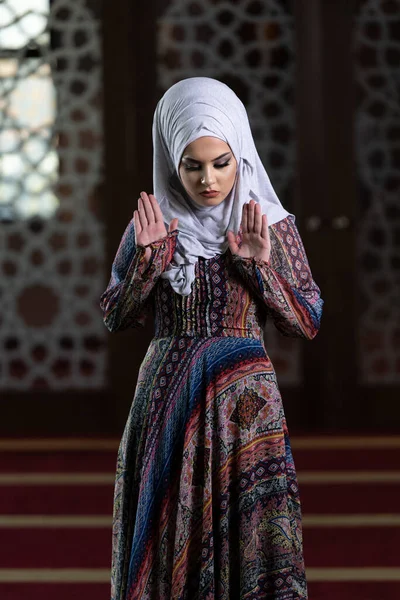 Pokorná Muslimka Modlí Mešitě — Stock fotografie