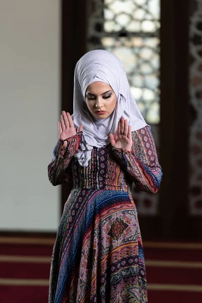 Humble Femme Musulmane Prie Dans Mosquée — Photo