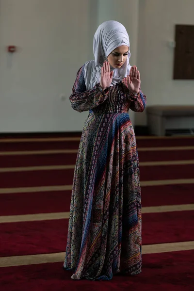 Humilde Mulher Muçulmana Está Orando Mesquita — Fotografia de Stock