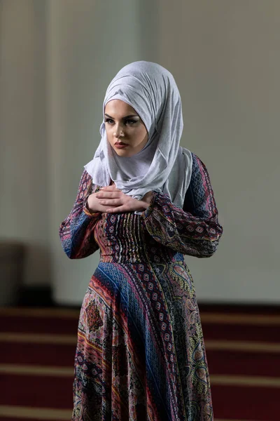 Jovem Mulher Muçulmana Está Orando Mesquita — Fotografia de Stock