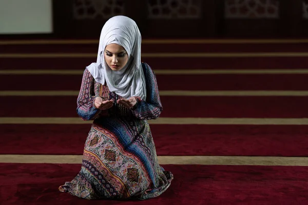 Humilde Mulher Muçulmana Está Orando Mesquita — Fotografia de Stock