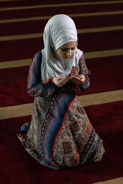 Humilde Mulher Muçulmana Está Orando Mesquita — Fotografia de Stock