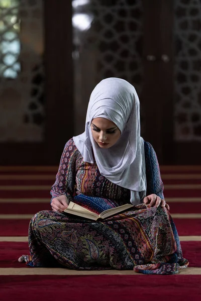 Beautiful Muslim Woman Sitting Knees Reading Quran Turning Page Book — Stock Photo, Image