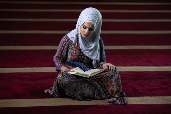 Mulher Muçulmana Lendo Alcorão Alcorão Vestindo Vestido Tradicional Mesquita — Fotografia de Stock