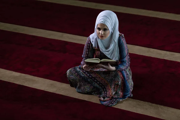 Ung Traditionell Muselman Kvinna Läsa Quran Moskén — Stockfoto