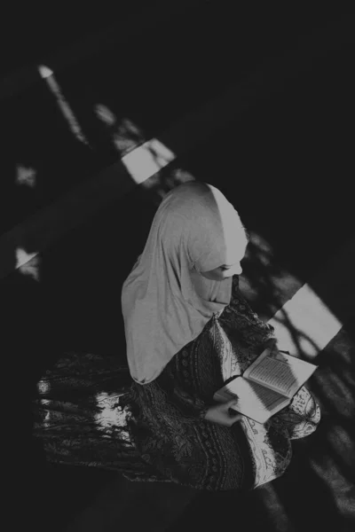 Belle Femme Musulmane Assise Genoux Lisant Coran Tournant Page Sur — Photo
