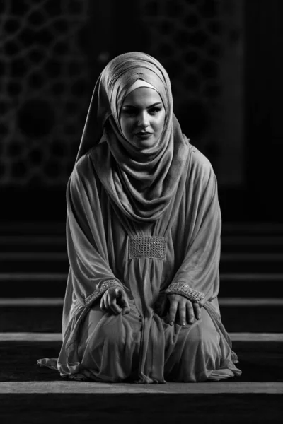 Humble Muslim Woman Praying Mosque — Stock Photo, Image