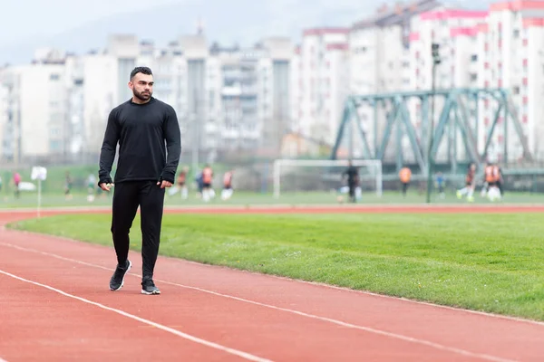Porträt Eines Athletischen Mannes Auf Der Laufstrecke — Stockfoto