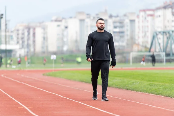 Koşu Parkurunda Koşmaya Hazırlanan Atletik Adamın Portresi — Stok fotoğraf