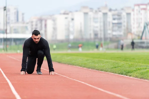 Sprinter Mann Läuft Auf Roten Gleisen Leichtathletikstadion — Stockfoto