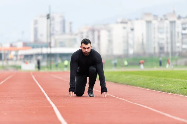 Fitter Und Selbstbewusster Mann Startposition Laufbereit — Stockfoto