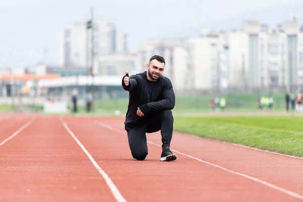 Jeune Athlète Homme Détendre Strech Prêt Pour Course Athlétisme Piste — Photo