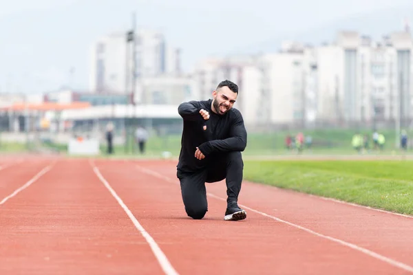 Junger Athlet Entspannt Sich Und Streckt Die Daumen Nach Oben — Stockfoto