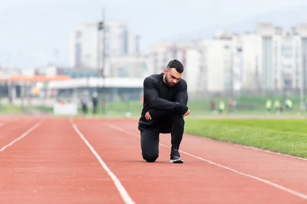 Hombre Estiramiento Piernas Rompiendo Relajarse Después Correr Cansado Descanso Entrenamiento —  Fotos de Stock