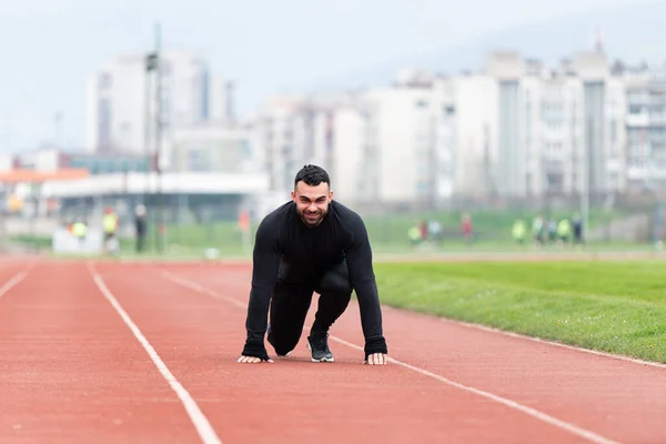 Ajuste Hombre Seguro Posición Partida Listo Para Correr —  Fotos de Stock