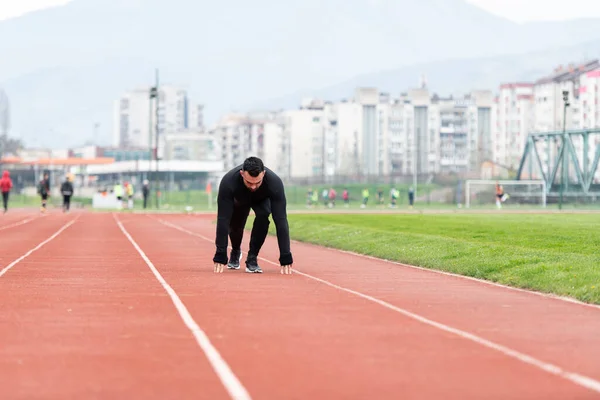 Sprinter Mann Läuft Auf Roten Gleisen Leichtathletikstadion — Stockfoto