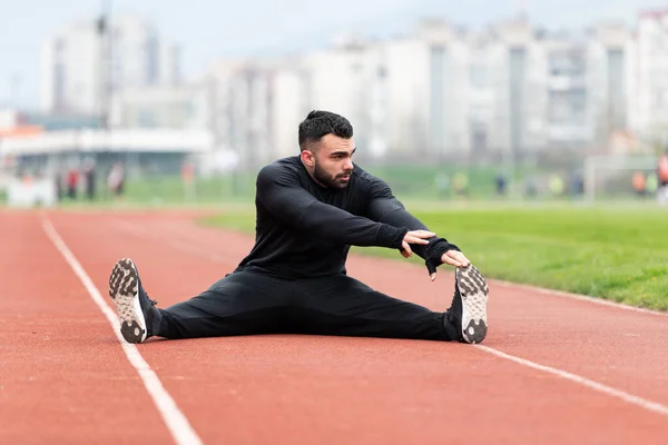 Hombre Deportivo Estiramiento Calentamiento Piernas Para Ejecutar Ejercicio Fitness Pista — Foto de Stock