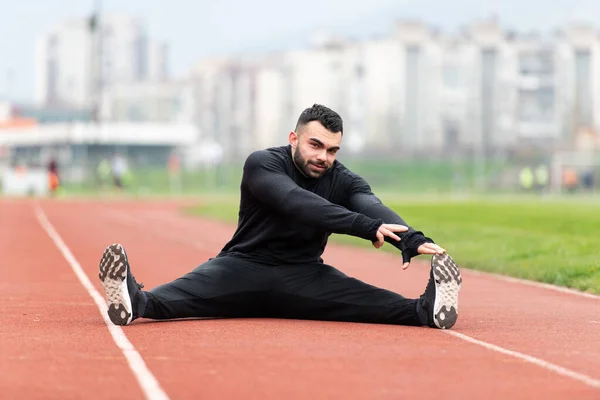 Junger Athlet Entspannt Sich Und Streckt Sich Laufbereit Auf Leichtathletik — Stockfoto