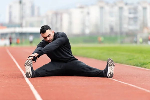 Sportlicher Mann Dehnen Und Aufwärmen Der Beine Für Das Fitness — Stockfoto