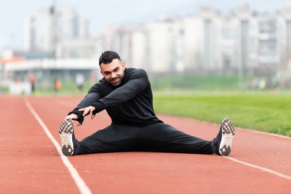 Hombre Joven Atleta Relajarse Strech Listo Para Correr Pista Atletismo —  Fotos de Stock