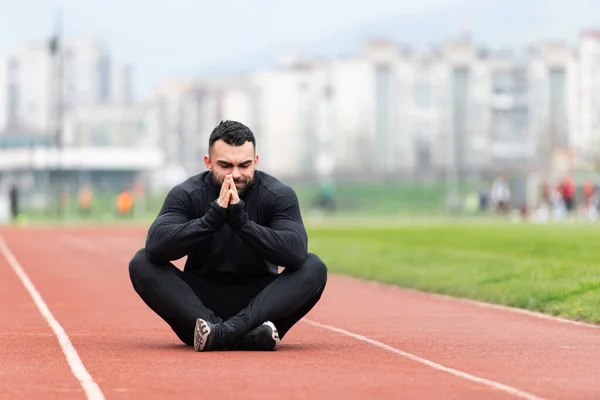 Junger Athlet Entspannt Sich Und Streckt Sich Laufbereit Auf Leichtathletik — Stockfoto