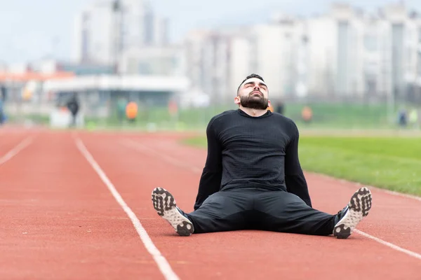 Hombre Estiramiento Piernas Rompiendo Relajarse Después Correr Cansado Descanso Entrenamiento —  Fotos de Stock