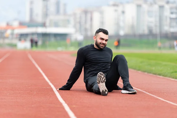 Junger Athlet Entspannt Sich Und Streckt Sich Laufbereit Auf Leichtathletik — Stockfoto