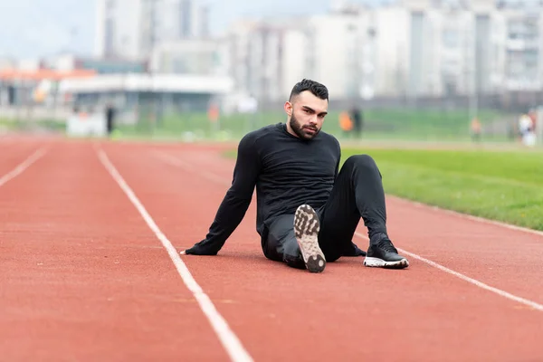Man Strekken Benen Breken Ontspannen Het Hardlopen Moe Rest Training — Stockfoto