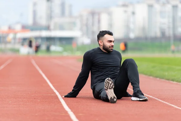 Junger Athlet Entspannt Sich Und Streckt Sich Laufbereit Auf Leichtathletik — Stockfoto