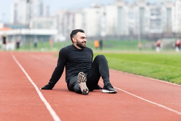 Hombre Estiramiento Piernas Rompiendo Relajarse Después Correr Cansado Descanso Entrenamiento —  Fotos de Stock