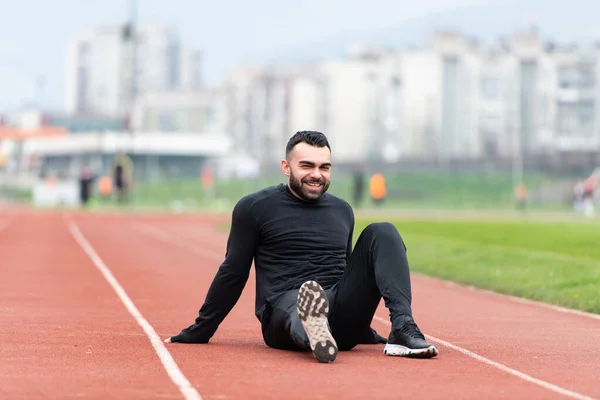 Junger Athlet Entspannt Sich Und Streckt Sich Laufbereit Auf Leichtathletik — Stockfoto