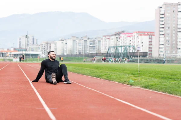 Gergin Bacaklı Adam Yorgun Koştuktan Sonra Rahatlıyor Dinlenme Sporu Sağlıklı — Stok fotoğraf