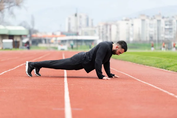 Schöner Junger Mann Macht Liegestütze Auf Einer Strecke — Stockfoto