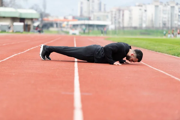 Schöner Junger Mann Macht Liegestütze Auf Einer Strecke — Stockfoto