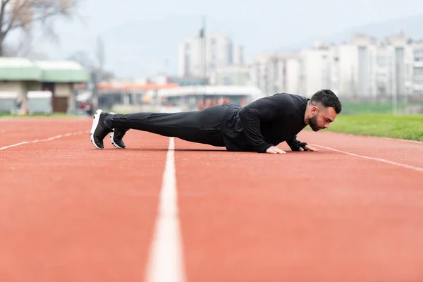 Schöner Junger Mann Macht Liegestütze Auf Einer Strecke — Stockfoto