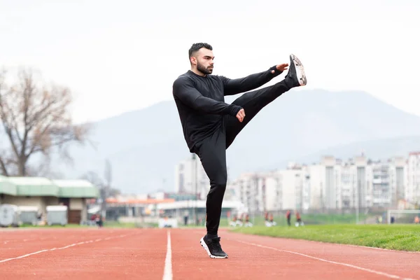 Sportlicher Mann Dehnen Und Aufwärmen Der Beine Für Das Fitness — Stockfoto