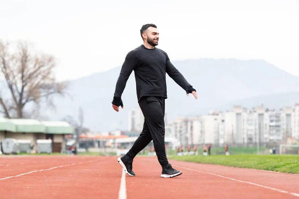 Hombre Joven Atleta Relajarse Strech Listo Para Correr Pista Atletismo —  Fotos de Stock