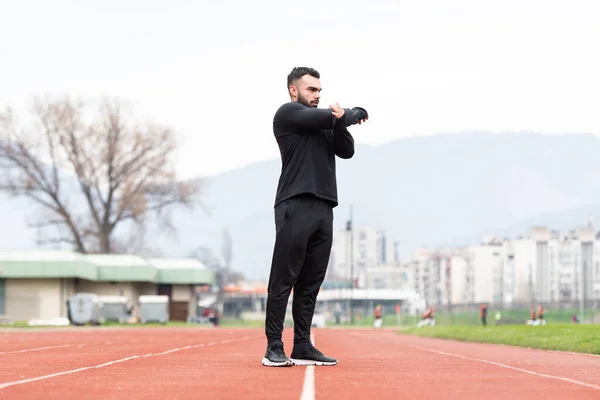Sportieve Man Rekken Opwarmen Benen Voor Het Runnen Van Fitness — Stockfoto