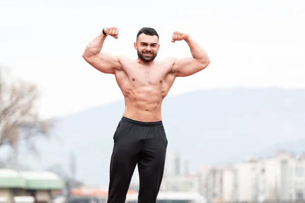 Bello Barba Uomo Piedi Forte Posa All Aperto — Foto Stock